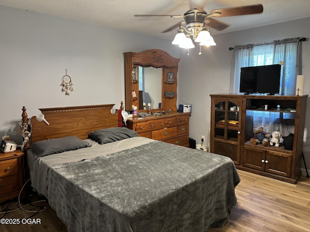1019 Hawthorne St, Carthage, MO 64836 - bedroom featuring light wood finished floors, a textured ceiling, and ceiling fan