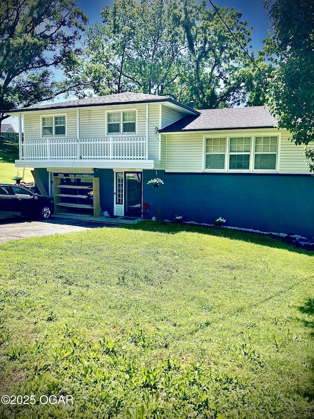 view of front facade with a front lawn