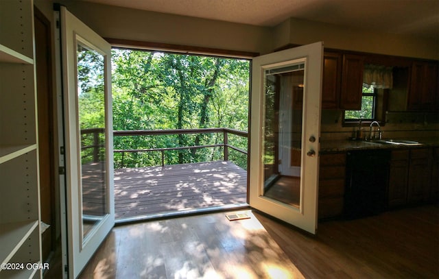 entryway featuring sink, hardwood / wood-style floors, and a textured ceiling