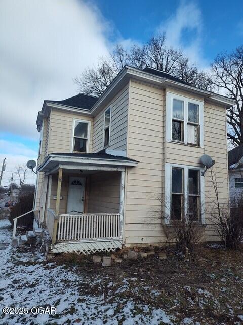 view of front of home with covered porch