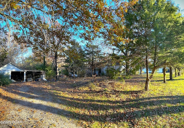 view of yard with an outbuilding