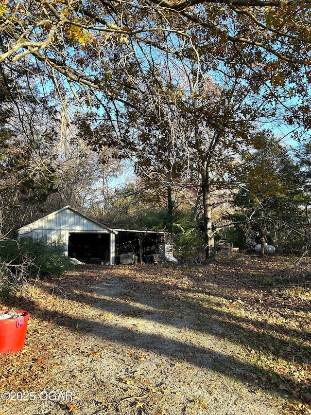 view of yard with an outdoor structure