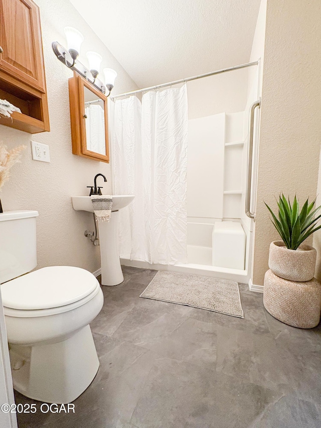 bathroom featuring toilet, a textured ceiling, and shower / bath combo