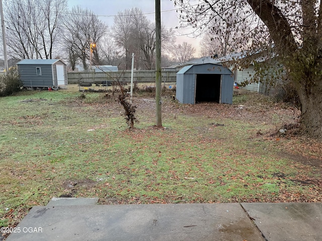 view of yard featuring a storage unit