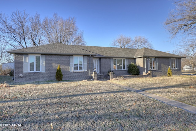 single story home with a front lawn