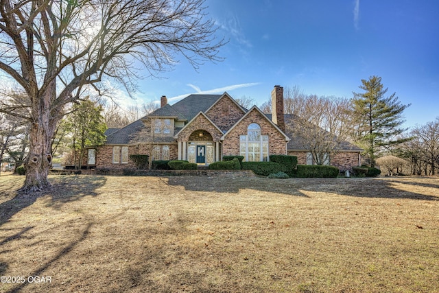 view of front of property featuring a front yard