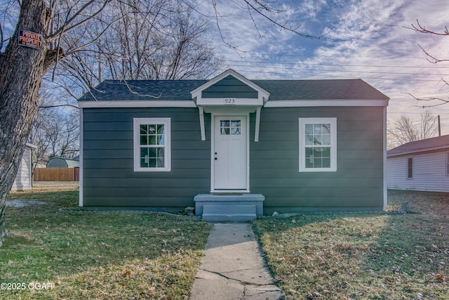 bungalow featuring a front lawn