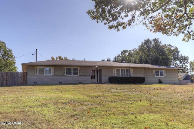 ranch-style home featuring a front lawn