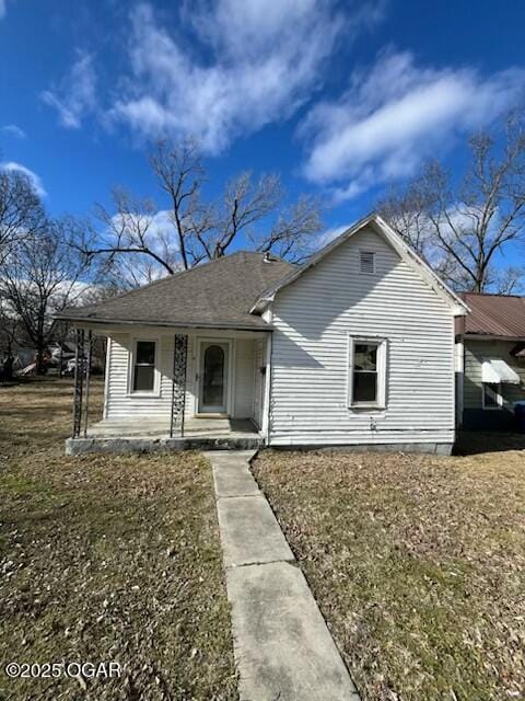 view of front facade with a porch and a front yard