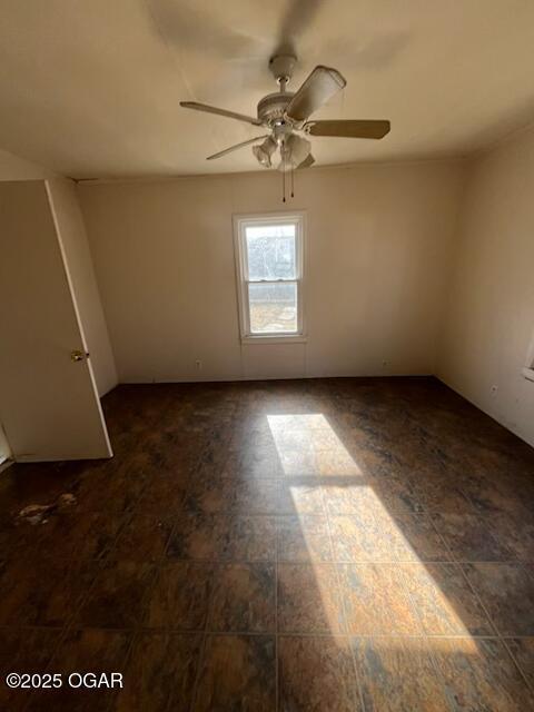 empty room featuring ceiling fan