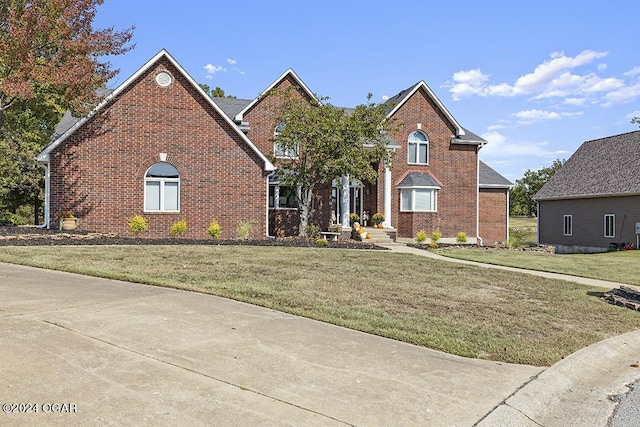 view of front of property featuring a front lawn