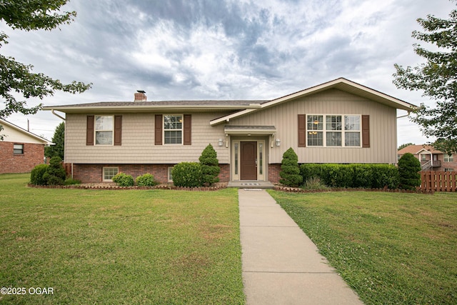 bi-level home featuring a front lawn