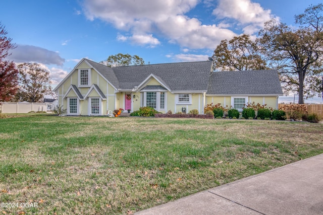 view of front of home featuring a front yard