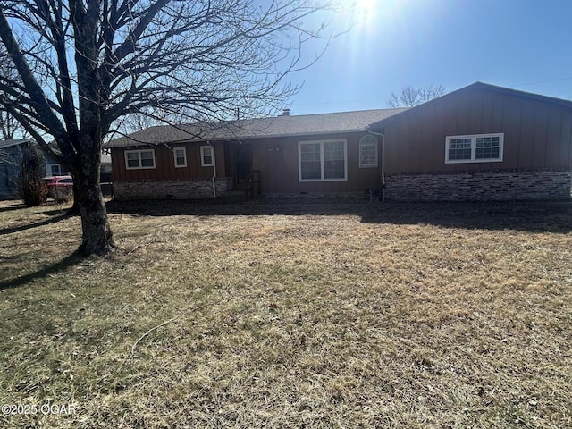 single story home with a front yard