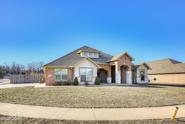 view of front of property featuring a front lawn