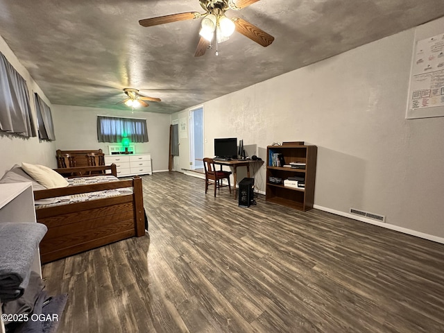 living room featuring dark wood-type flooring and ceiling fan