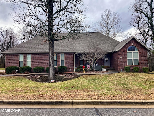 view of front of property featuring a front lawn