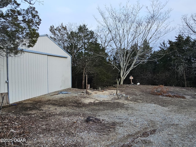 view of yard with an outbuilding