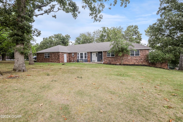 ranch-style house featuring a front lawn