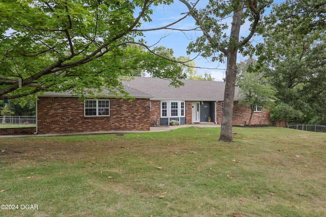 ranch-style home featuring a front yard