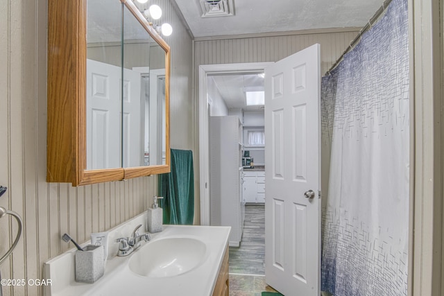 615 E 15th St, Joplin, MO 64801 - bathroom featuring visible vents and vanity