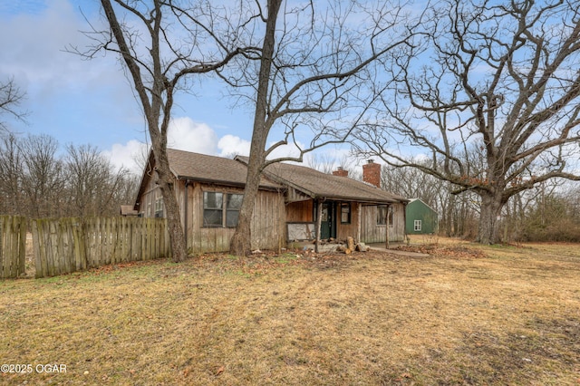 view of front of house with a front lawn