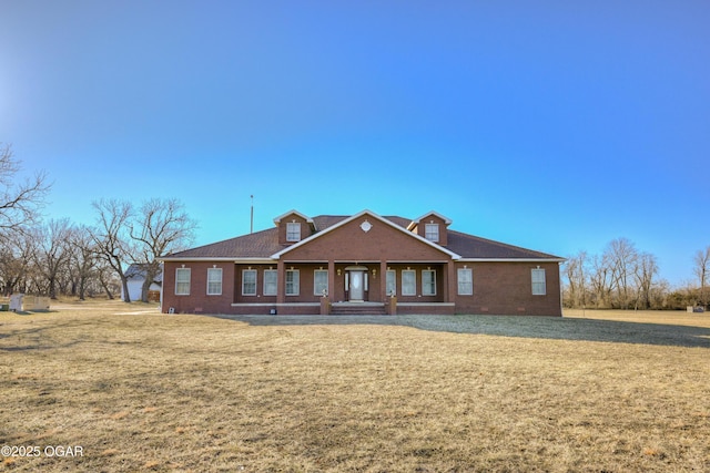 view of front of home featuring a front yard