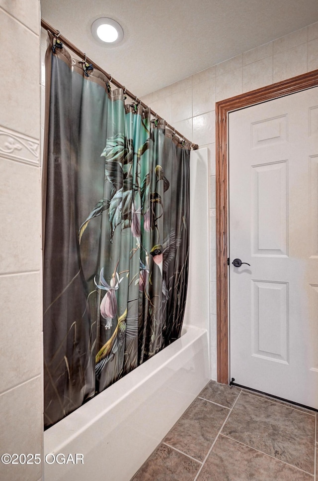 bathroom featuring shower / tub combo