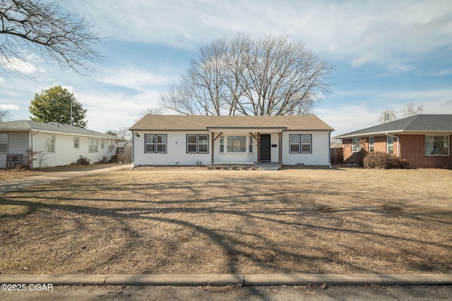 single story home with a front lawn