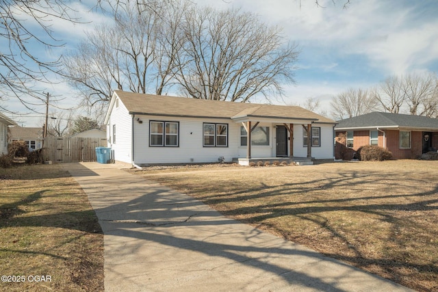 view of front of property featuring covered porch and a front lawn