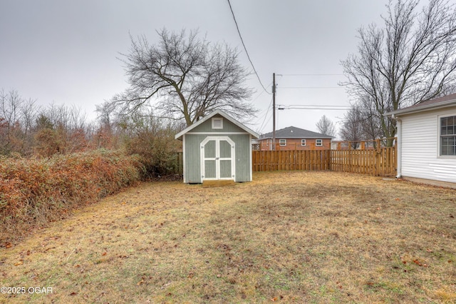 view of yard featuring a shed