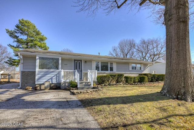 single story home featuring a front lawn