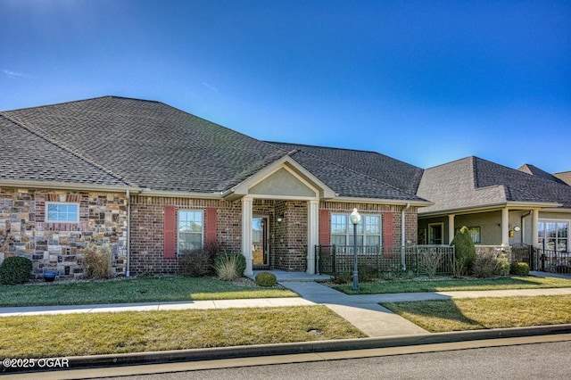 view of front of house featuring a front lawn