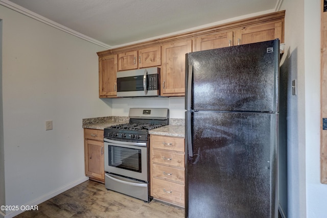 kitchen featuring brown cabinets, crown molding, stainless steel appliances, light wood-type flooring, and baseboards