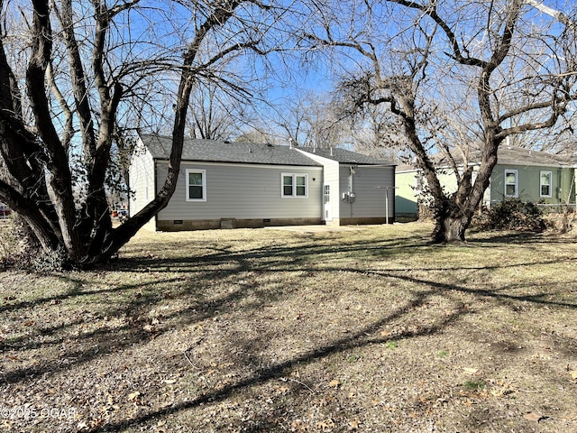 rear view of house featuring a lawn