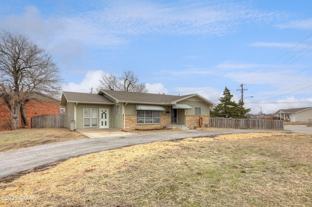 view of front facade with a front yard