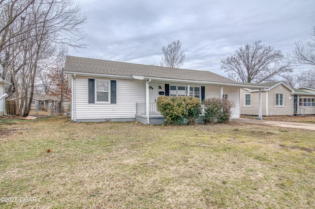 single story home featuring a front lawn