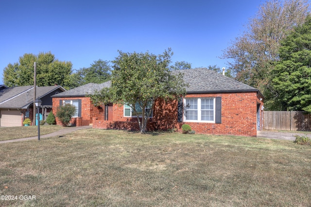 ranch-style home featuring a front lawn