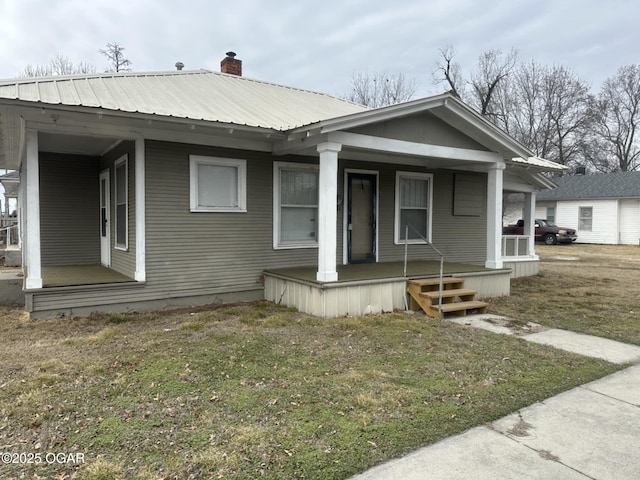 view of front of property featuring a porch and a front yard