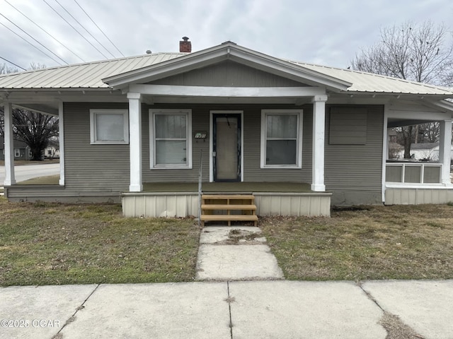 view of front facade featuring covered porch and a front yard