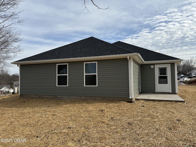 back of house featuring a yard