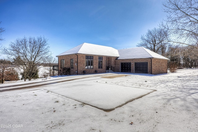 view of front facade featuring a garage