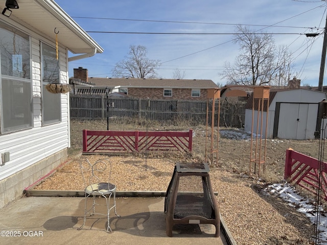 view of yard featuring a storage unit