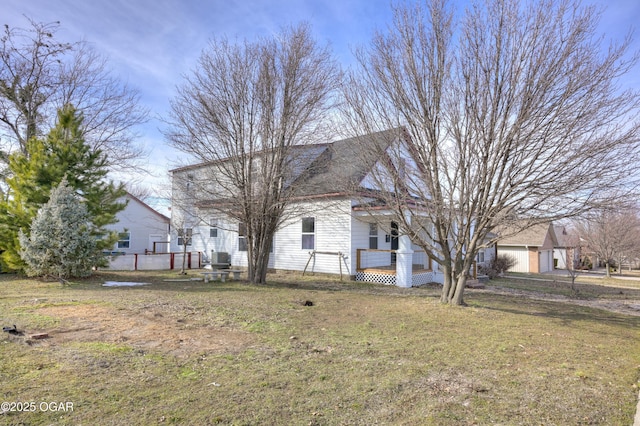 view of front of house featuring a garage, fence, and a front lawn