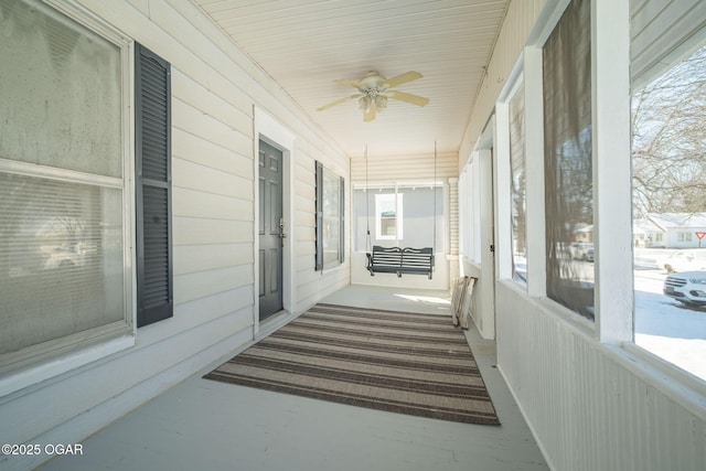 sunroom / solarium featuring a ceiling fan