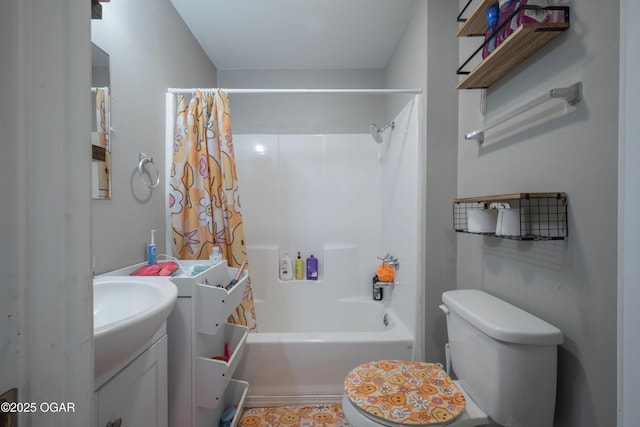 full bathroom featuring shower / bath combo with shower curtain, toilet, and vanity