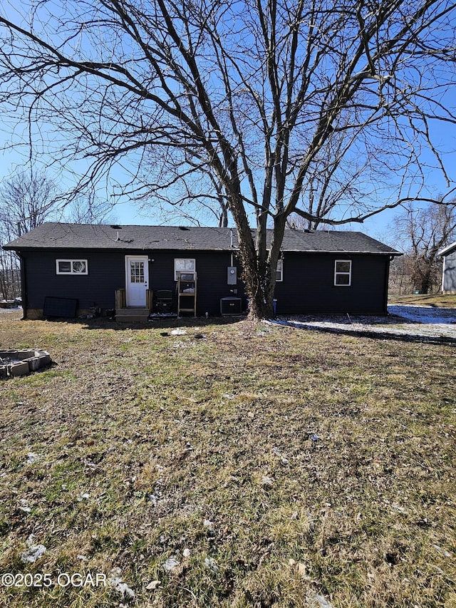 view of front facade with entry steps and a front yard