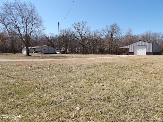 view of yard with an outdoor structure