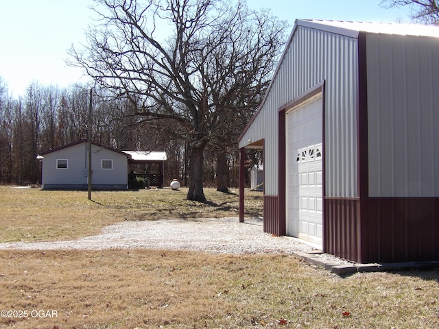 view of yard featuring an outdoor structure