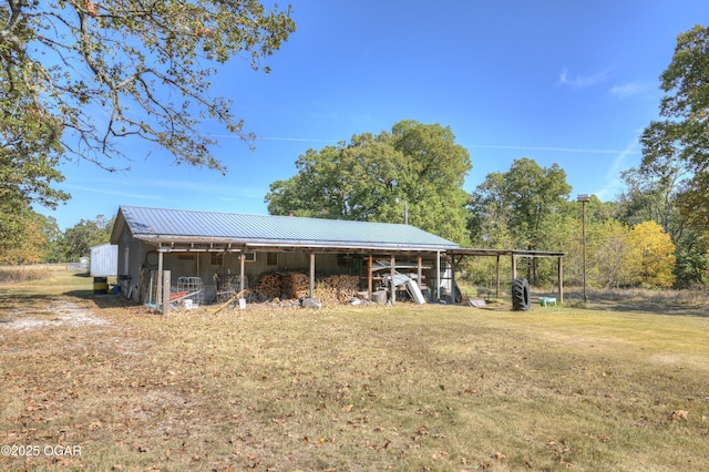 view of pole building featuring a carport and a yard